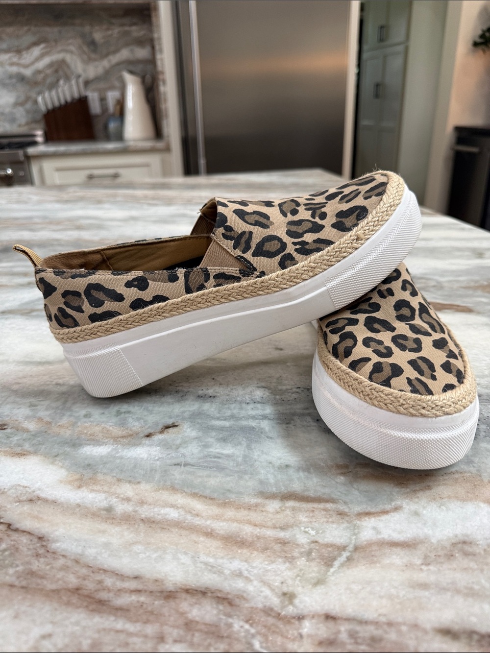 NWOT women’s YELLOW BOX sz 8.5 leopard slip on
